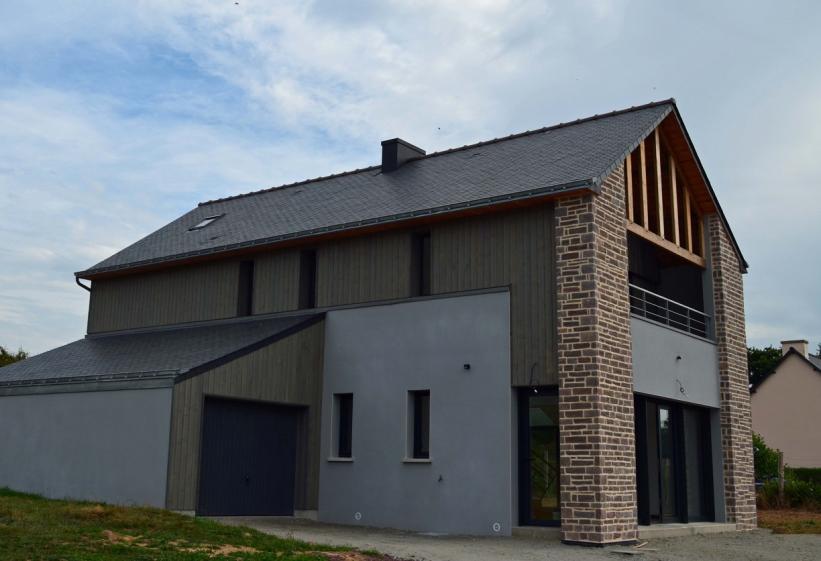 Au Nord, des meurtrières prennent l'air, la lumière, la vue en clin d'oeil.