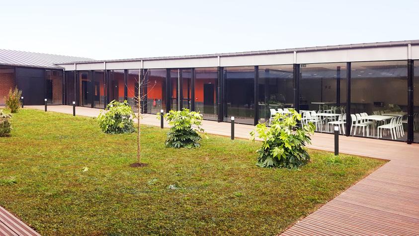 EXTENSION DE LA FACULTE DES SPORTS - LIEVIN: patio et cafeteria