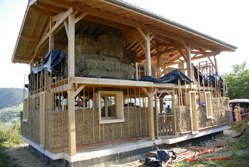 ossature_bois_et_montage_des_murs_paille.jpg