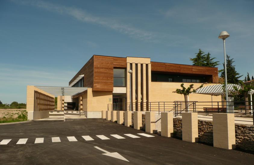 Vue sur l'entrée principale du bâtiment