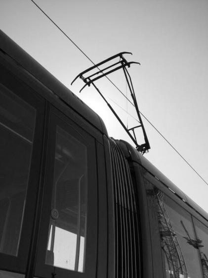 Référence esthétique contemporaine : une suspente de rail guide s'apparente à un