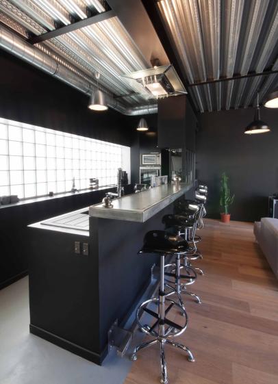 Maison de style industriel - bar en étain et verrière