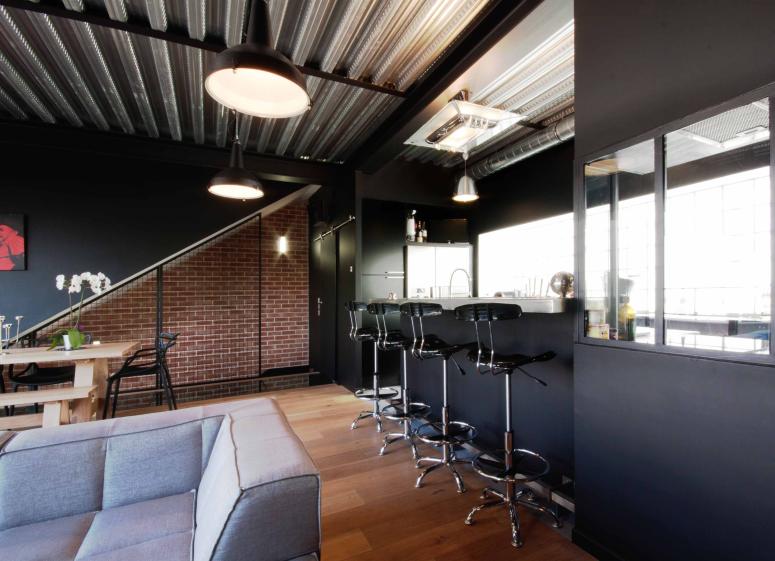 Maison de style industriel - bar en étain et verrière