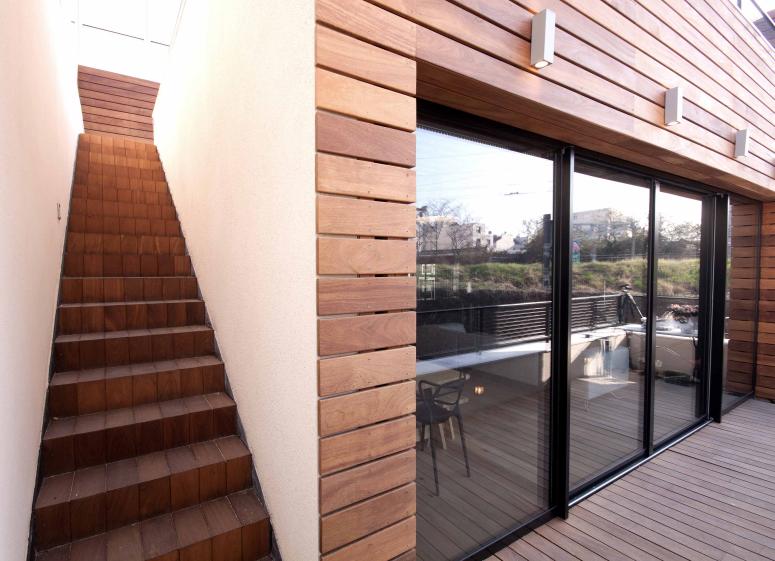 Maison de style industriel  - terrasse bois escalier exterieur