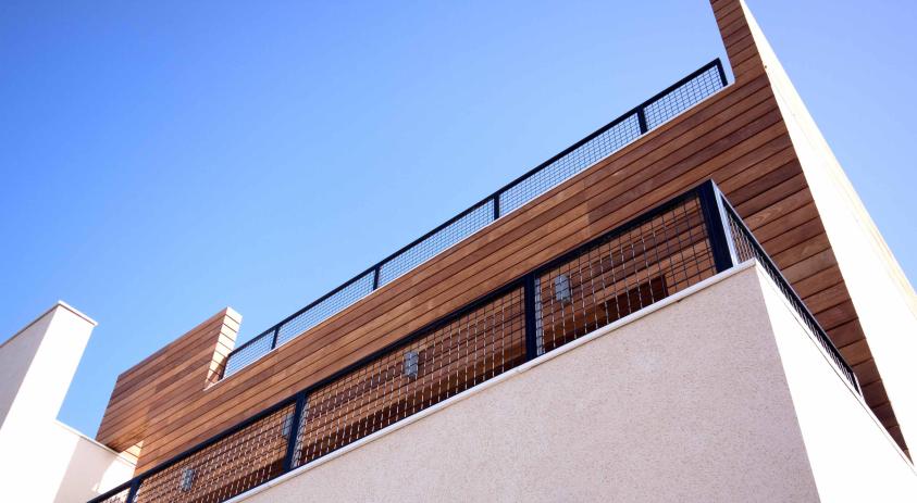 Maison de style industriel - garde-corps acier bardage bois