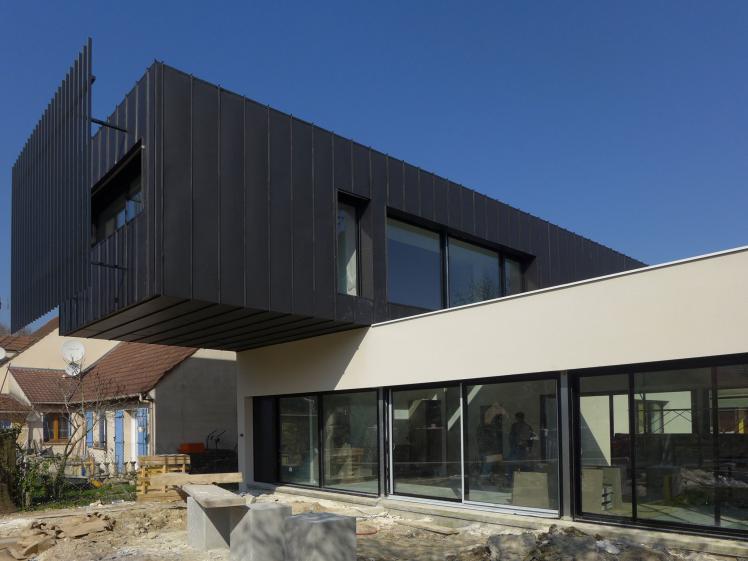 Maison contemporaine - porte-à-faux et contraintes structurelles