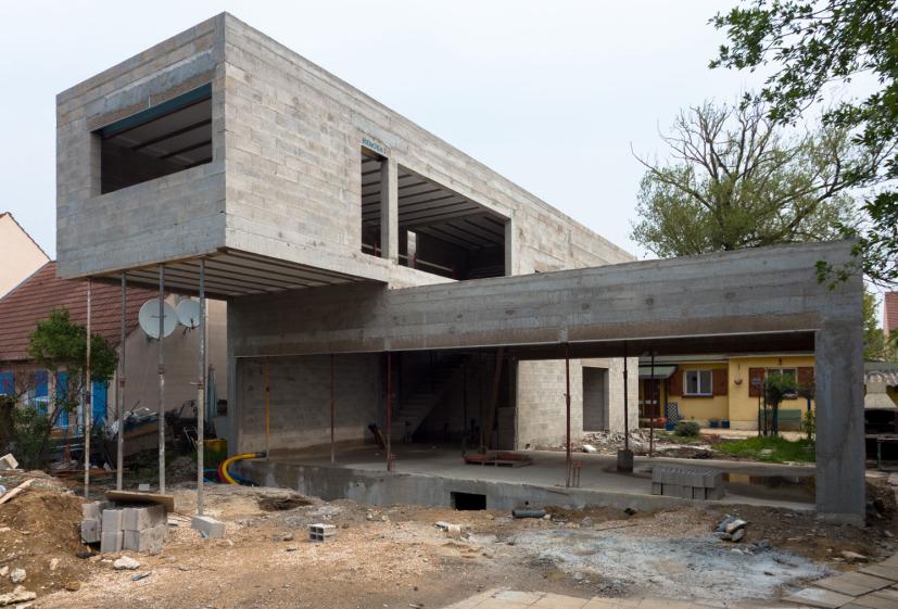 Maison contemporaine - porte-à-faux et contraintes structurelles