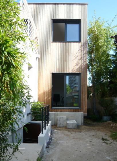 Extension bardage bois à claire voie. ARCHI-V.O