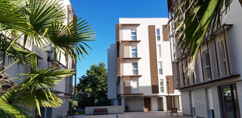 BATIMENTS DEPUIS LA PLACE