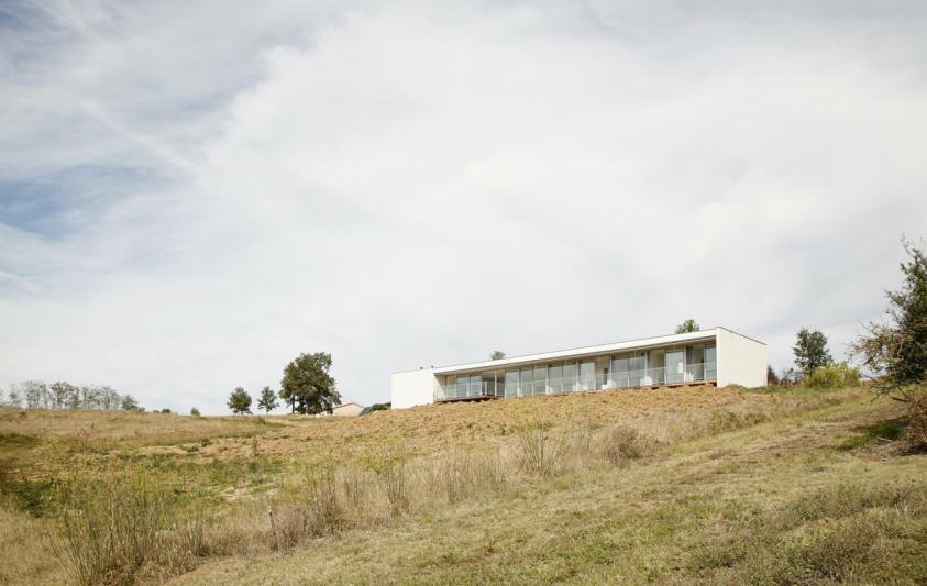 façade Sud vitrée et protégée par un débord de toiture. Ouverture sur le paysage