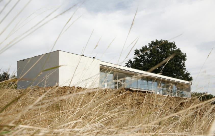façade Sud vitrée et protégée par un débord de toiture. Ouverture sur le paysage