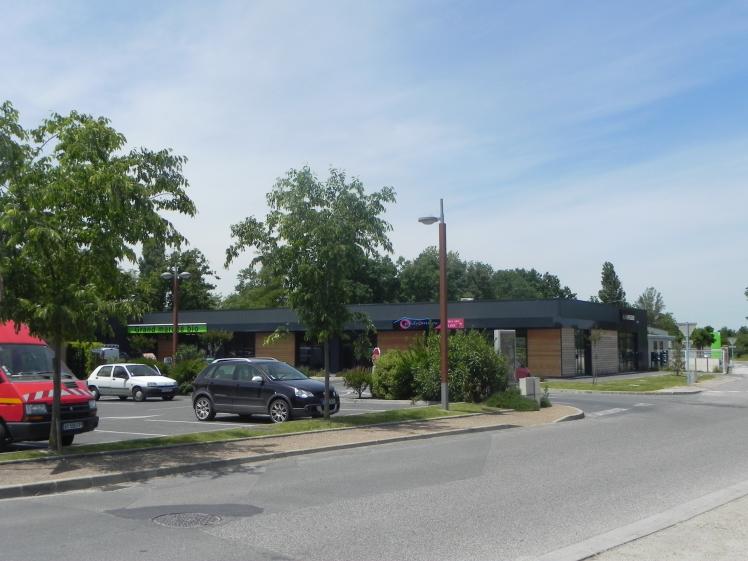 Bâtiment situé dans une zone commerciale