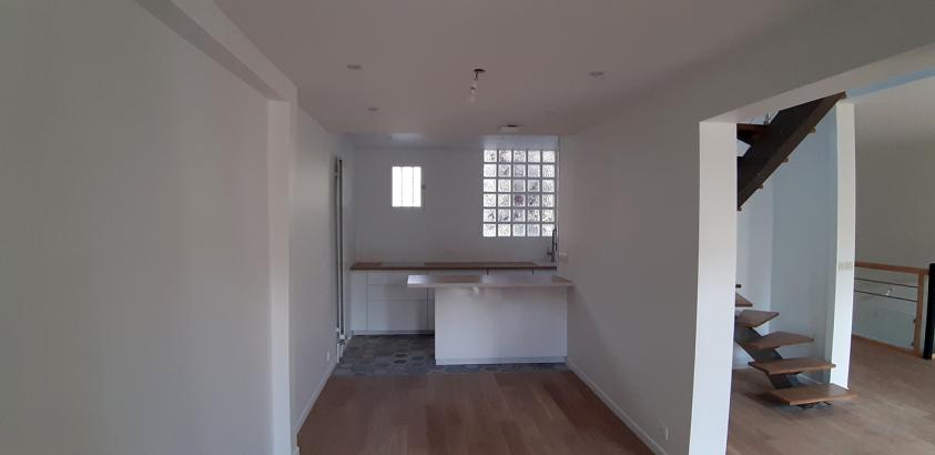 Salle à manger, cuisine en continuité suite à démolition des murs, table haute i