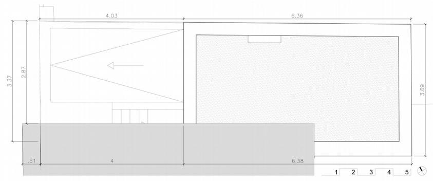 Rue de briques et cube de bois : extension d'une maison existante