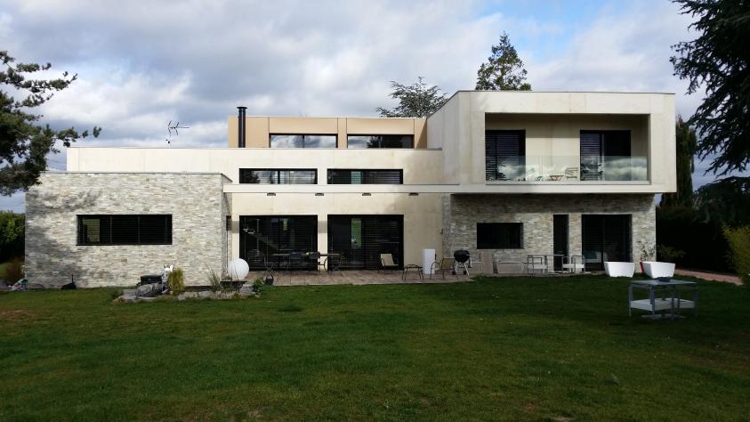 Construction d'une maison individuelle aux lignes contemporaines. 