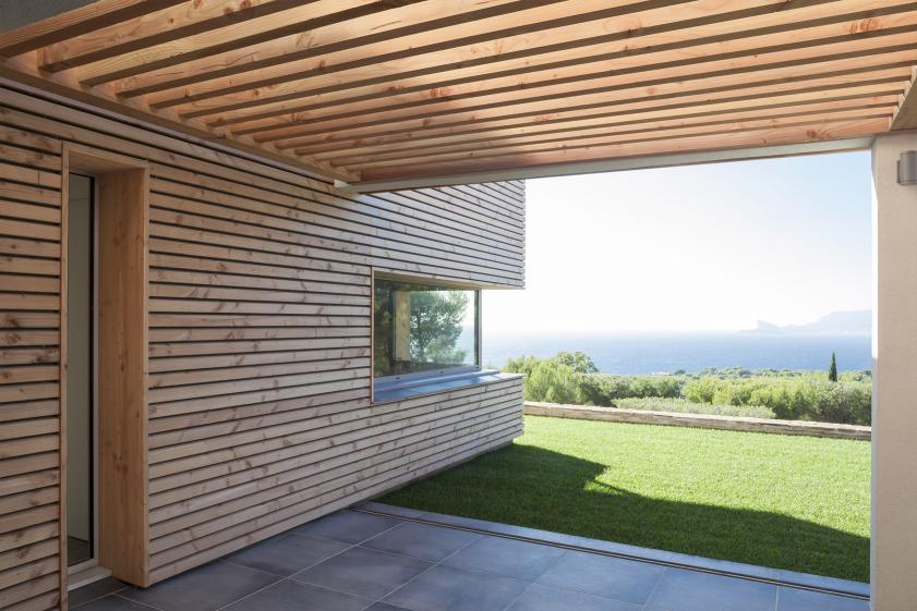 Vue du salon à travers la suite parentale