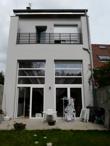 Façade généreusement vitrée pour solaire passif