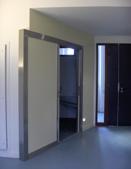 Entrée de la chambre et salle de bains