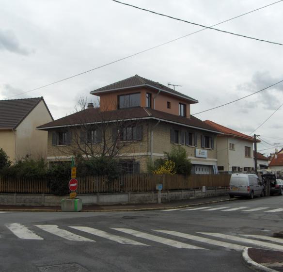 A l'angle de deux rues