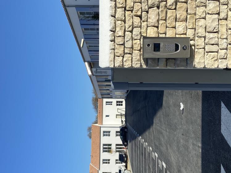 entrée sur parking social