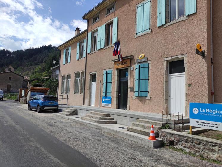 Nouveau parvis avec rampe PMR et emmarchement en pierres