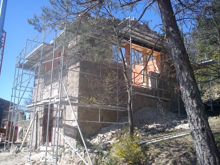 CHANTIER REHABILITATION RENOVATION DE RUINES EN PIERRES ET BOIS LA "CABANE" A VE