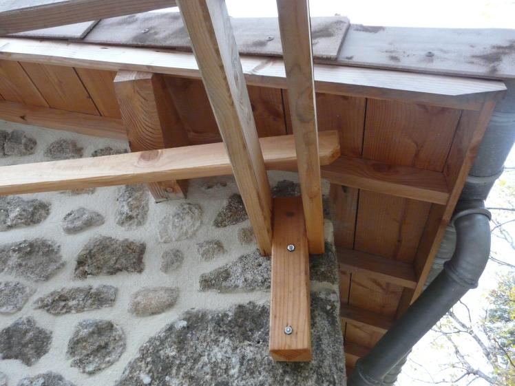 DETAIL BOIS REHABILITATION RENOVATION DE RUINES EN PIERRES ET BOIS LA "CABANE" A