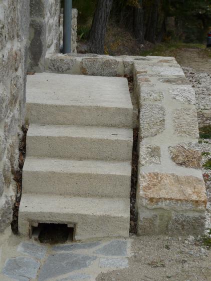 DETAIL ESCALIER REHABILITATION RENOVATION DE RUINES EN PIERRES ET BOIS LA "CABAN