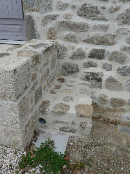 DETAIL REHABILITATION RENOVATION DE RUINES EN PIERRES ET BOIS LA "CABANE" A VERN