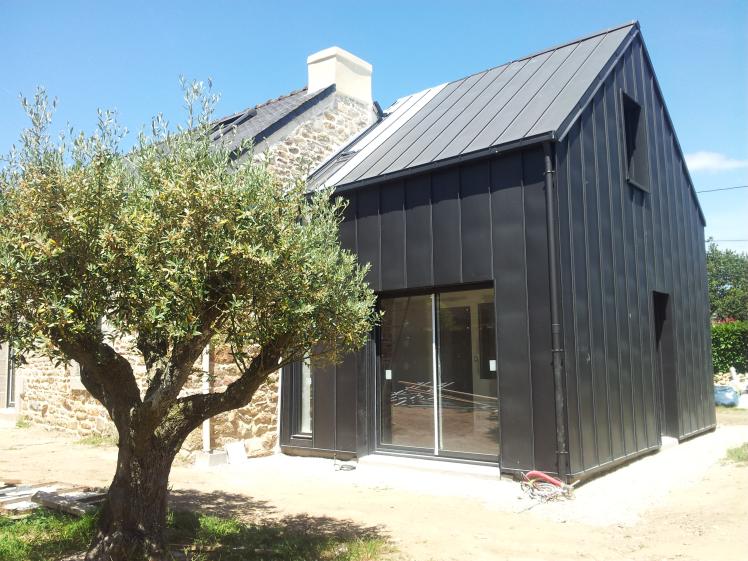 extension_zinc_noir_sur_maison_pierre_locoal_mendon_2.jpg