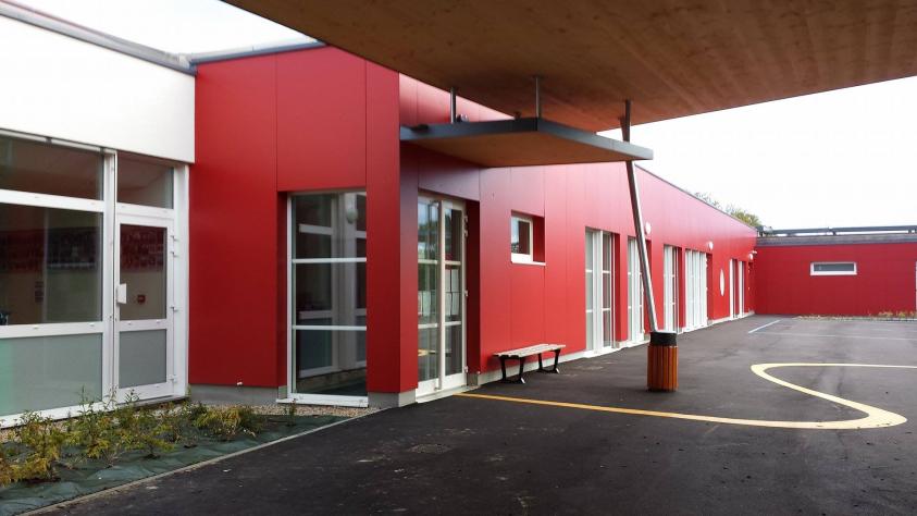 Sortie sur le préau et la cour