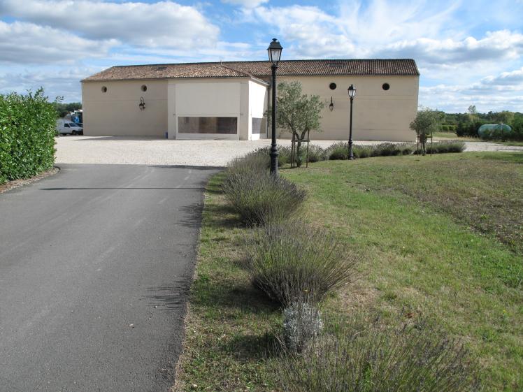 Façade depuis accés principal