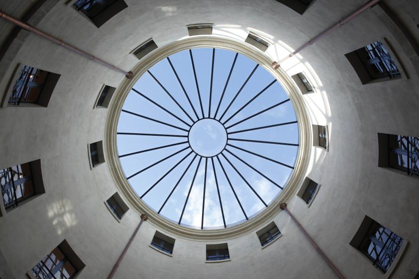 La coupole en verre au-dessus de l'espace central