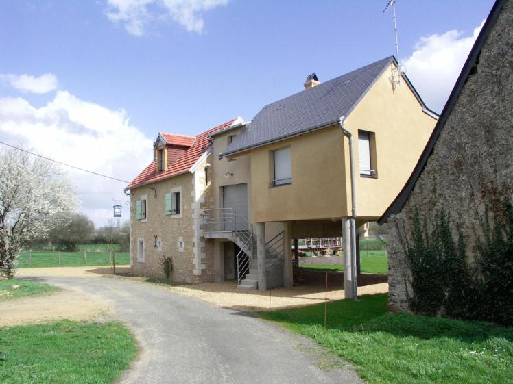 Gîte surélevé dans la vallée de la Sarthe