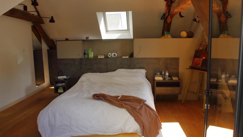 Vue intérieure chambre avec vue intérieur et garde robe en tête de lit