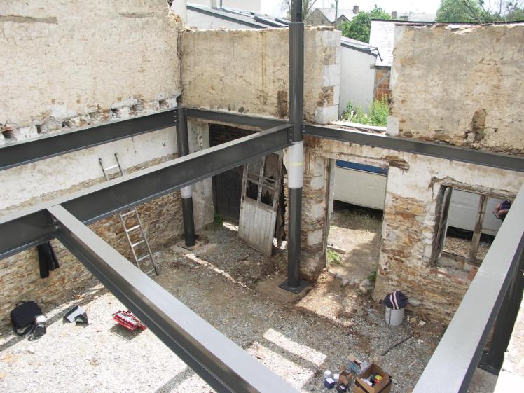Structure acier dans une maison ancienne.