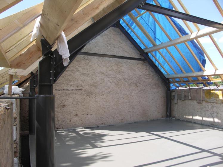 Structure métallique à l'étage d'une maison ancienne.