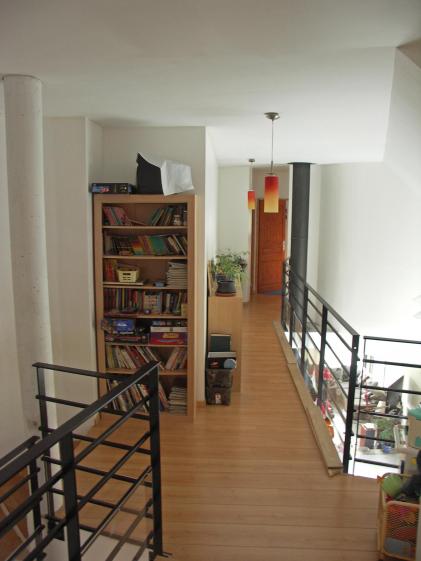 Coursive sur la double hauteur à l'étage.
