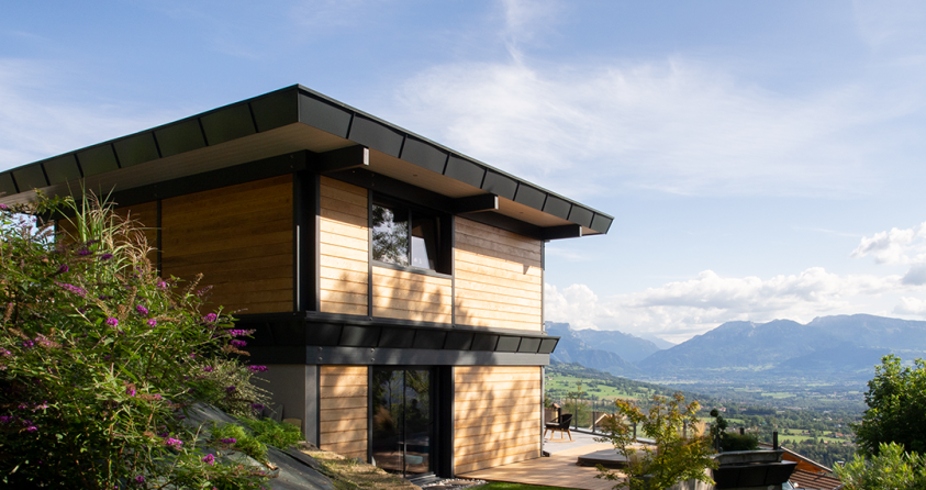 Maison bois bioclimatique Bonnes-sur-Menoge _ Façade Ouest, vue sur les massifs 