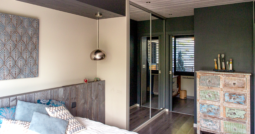 Maison bois bioclimatique Bonnes-sur-Menoge _ Chambre parentale, SDB ouverte à l