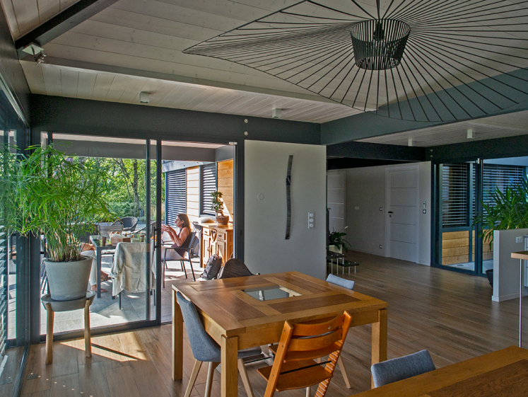 Maison bois bioclimatique Bonnes-sur-Menoge _ Séjour et accès terrasse Sud