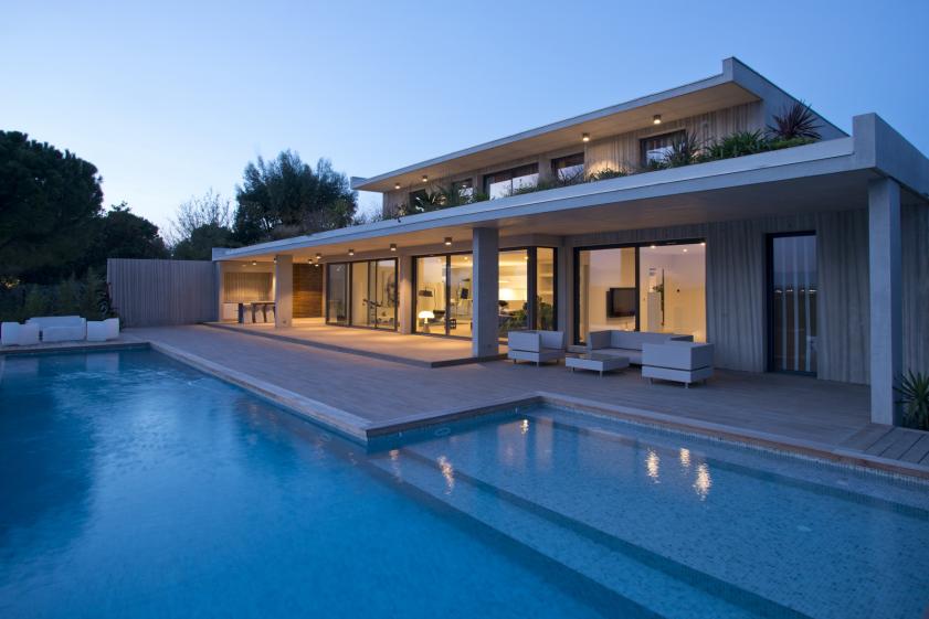 Vue N°2 - de nuit depuis la piscine. 