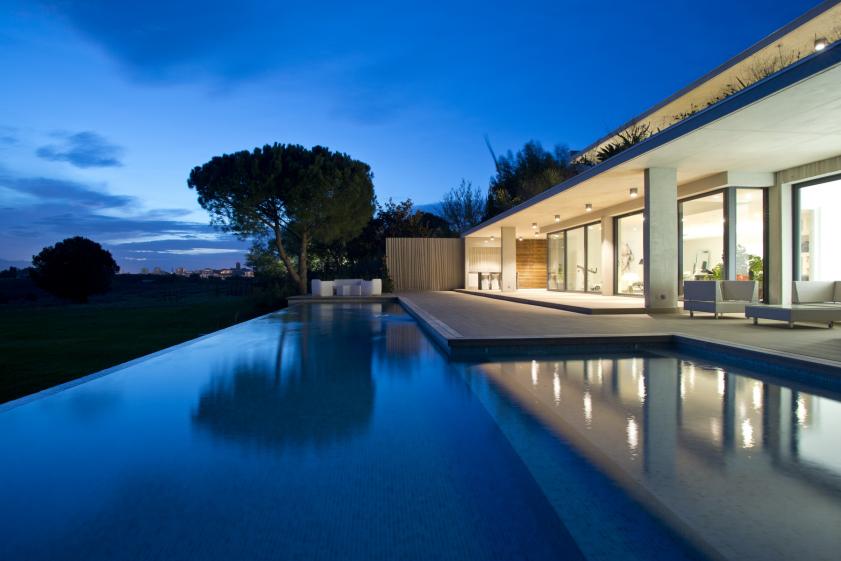 Vue N°1 - de nuit depuis la piscine. 