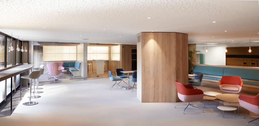 Bois, verre et touches de couleurs