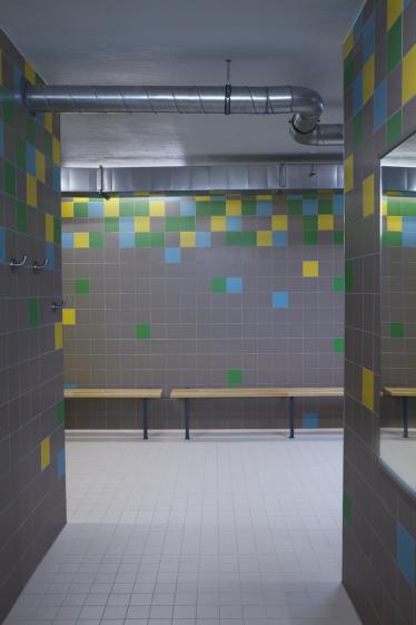 Des vestiaires fonctionnels et colorés