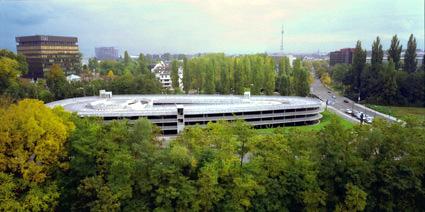 Un environnement vert autour du parking