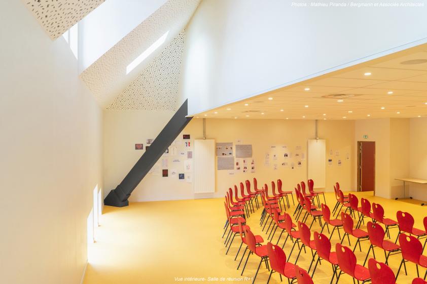 10_-_vue_interieure_-_salle_de_reunion_r1_-_photo_libre_de_droit.jpg