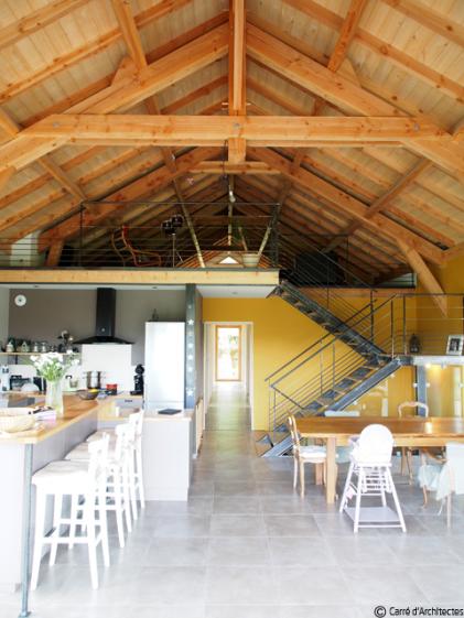 07_maison_bois_luzech_salon_et_mezzanine.jpg