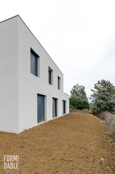 chantier de construction d'une maison individuelle à toit terrasse - vue depuis 