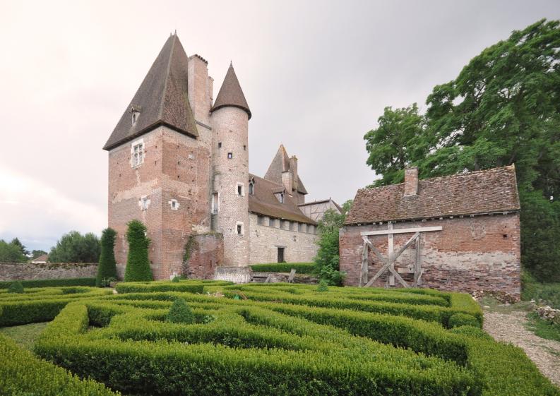 Restauration de fenêtres au chateau de Messey sur Grosne ISMH  - 71